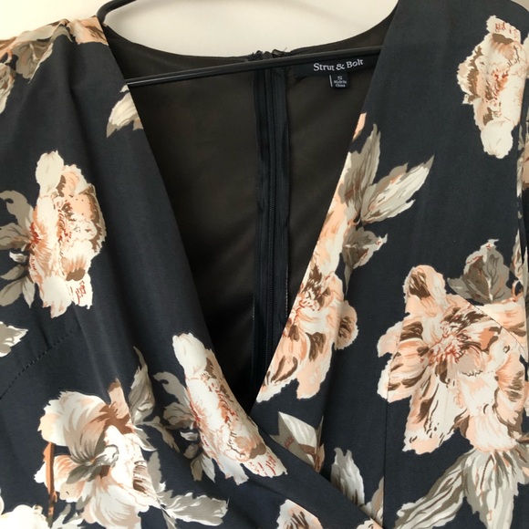 Strut & Bolt Floral Romper - Picture 3 of 5